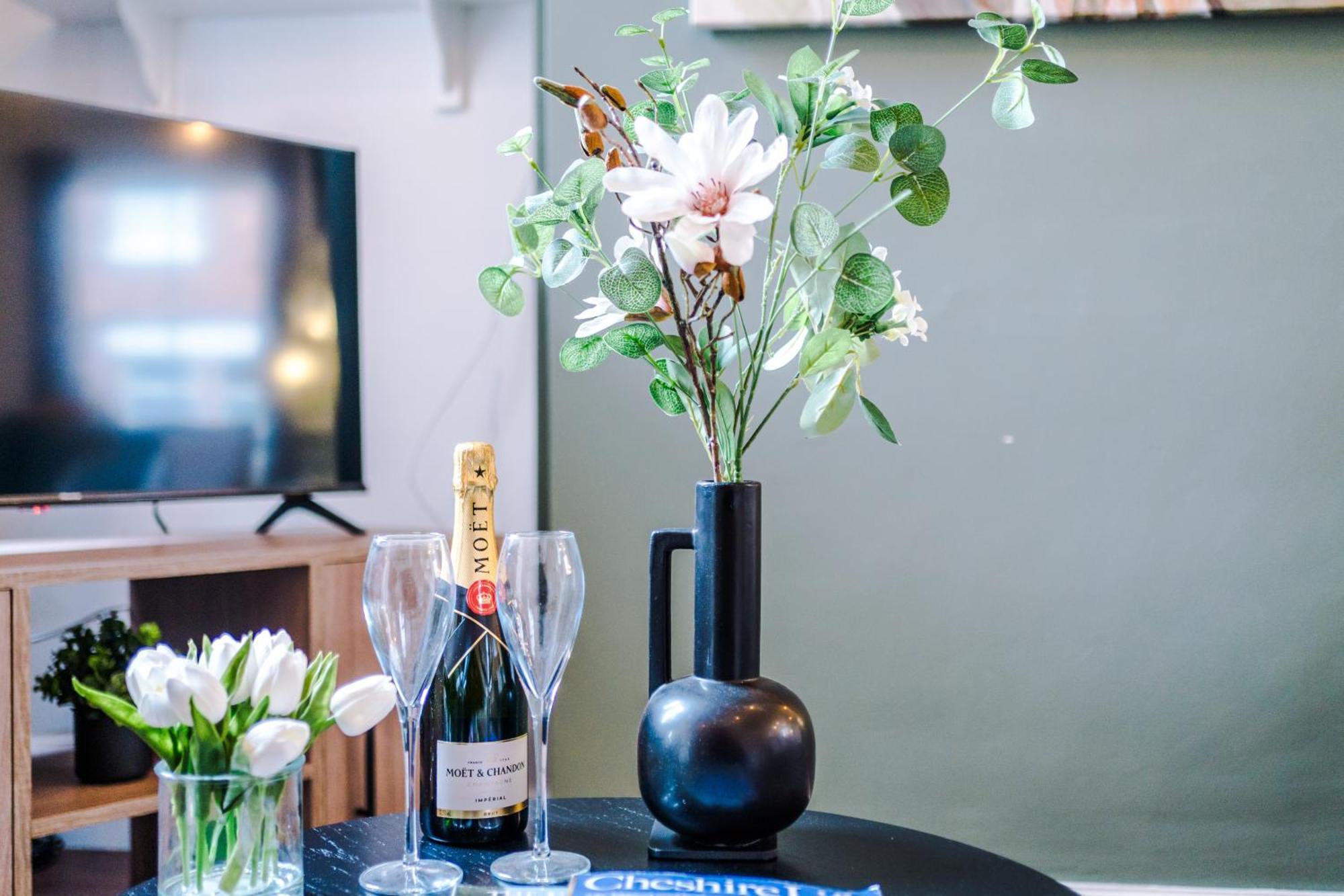 New! Stunning 2-Bed City-Centre Home In Chester By 53 Degrees Property - Ideal For Couples & Groups - Sleeps 6! 外观 照片